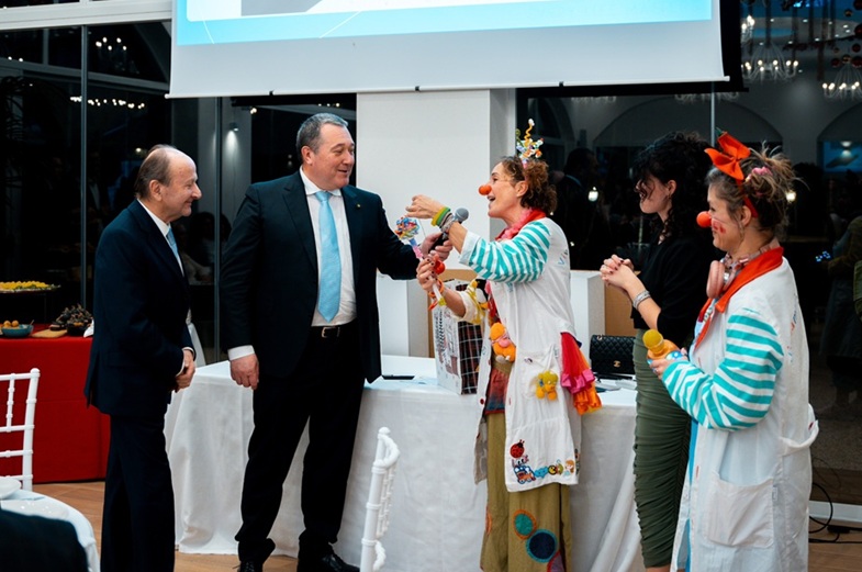 Il Presidente GVM Ettore Sansavini e l'AD Eurosets Antonio Petralia con i volontari di VIPMO_LD