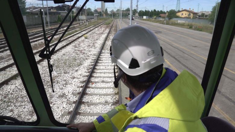 Un manutentore sul treno diagnostico