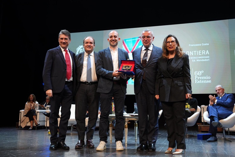 Gian Luigi Zaina, presidente della Fondazione Premio Estense, Alberto Faustini, presidente della giuria tecnica del Premio Estense, Francesco Costa, vincitore del 60° Premio Estense, Valter Caiumi, presidente di Confindustria Emilia, e Cesara Buonamici, presentatrice della cerimonia di premiazione