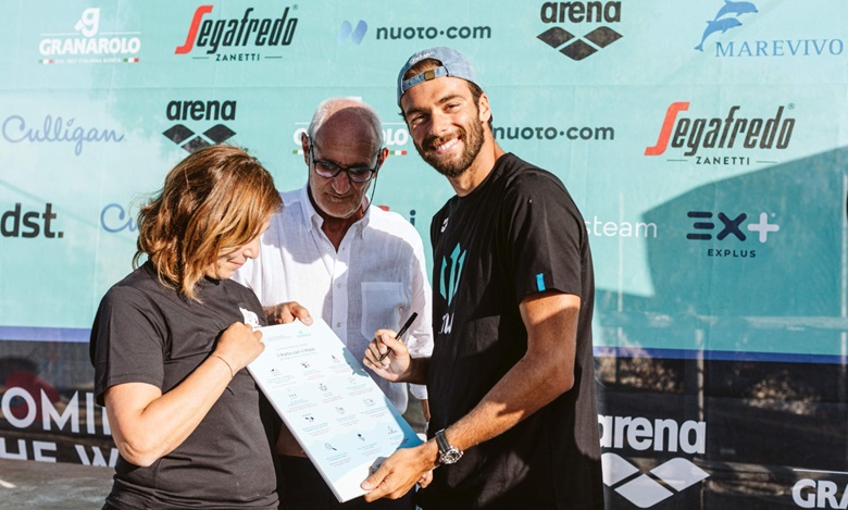 Gregorio Paltrinieri, testimonial del Gruppo per la linea Granarolo Benessere e vincitore di due medaglie alle Olimpiadi di Parigi 2024, firma il Patto per il Mare