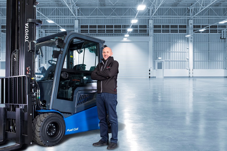 Leonardo Salcerini, managing director di Toyota Material Handling Italia, con il nuovo carrello Traigo 80 allestito con celle a combustibile a idrogeno