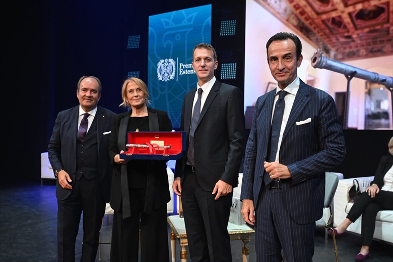 Il presidente della giuria tecnica del Premio Estense, Alberto Faustini, la vincitrice del 42° Riconoscimento Gianni Granzotto, Monica Maggioni, il presidente della Fondazione Premio Estense, Andrea Pizzardi, e il presidente di Confindustria Emilia-Romagna, Riccardo Fava