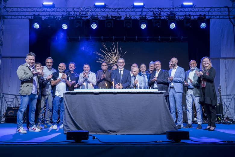 Un momento del festeggiamento di Comecer che ha coinvolto tutto il team