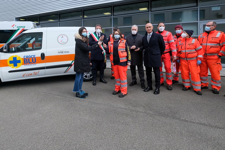 Da sinistra: Arianna De Simone, dipendente di HPE COXA, consegna le chiavi dell’auto ad Anna Perazzelli, presidente della Croce Blu Modena, alla presenza di Gian Carlo Muzzarelli, sindaco di Modena, Piero Ferrari e Andrea Bozzoli, rispettivamente presidente e CEO dell’azienda modenese, e alcuni volontari