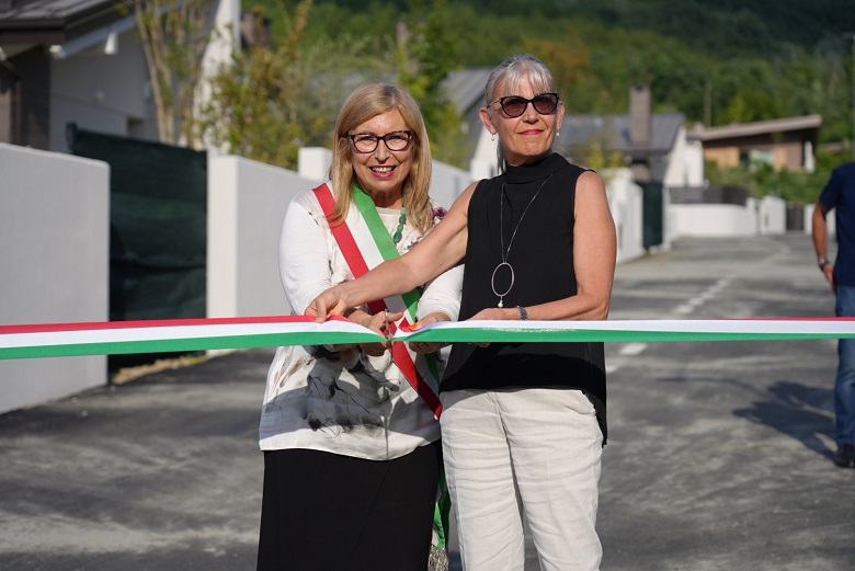 Il sindaco di Pianoro, Franca Filippini, e l’AD di Costruzioni Dallacasa, Cristina Dallacasa durante il taglio del nastro