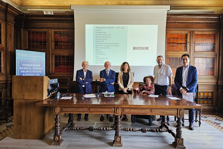 Da sinistra: Rocco Liguori, referente del progetto NeMO e professore ordinario presso il Dipartimento di Scienze Biomediche e NeuroMotorie e Direttore dell'UOC Clinica Neurologica, IRCCS Istituto delle Scienze Neurologiche, Azienda USL di Bologna - Andrea Longanesi, direttore operativo ISNB - Anna Maria Petrini, direttore generale AUSL di Bologna e ISNB - Alice Greco, presidente UILDM - Sezione di Bologna Odv - "Carlo e Innocente Leoni" - Nicola Gabella, vicepresidente UILDM - Sezione di Bologna Odv - "Carlo e Innocente Leoni" - Massimo Carroli, Procurement & supply chain director di SITE