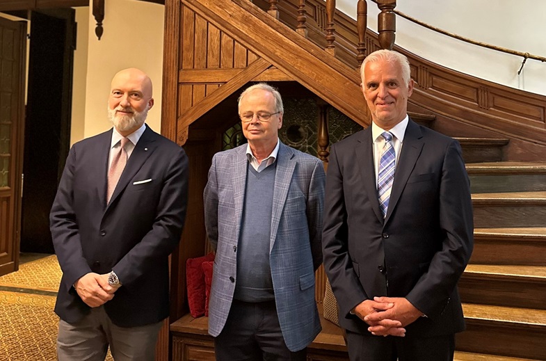 Da sinistra Averardo Orta presidente di Echo, l'ex presidente Dirk Van der Brande e il vicepresidente Bernard Meurer  