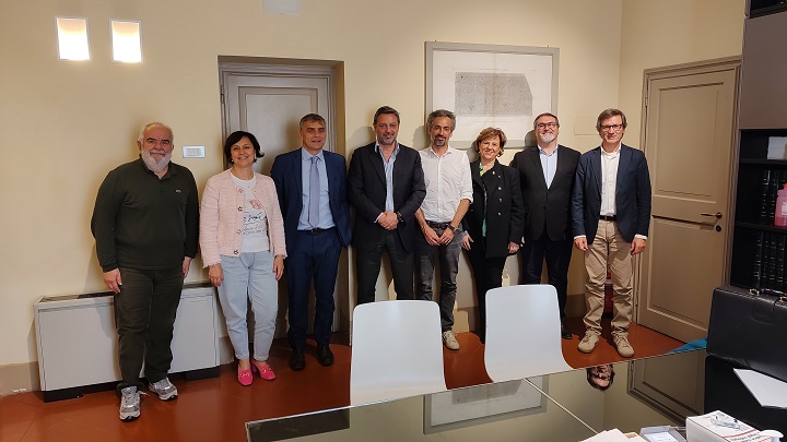 In foto, da sinistra: Raffaele Mazzanti, Presidente di AssCooper (socio di PiùSicurezza) e Presidente LegaCoop Imola; Lara Mantellini, Presidente di Apice (socio di PiùSicurezza); Stefano Manara, Consigliere di PiùSicurezza per Apice; Michele Casciani, Presidente di IGEAM (socio di PiùSicurezza); Angelo Collini , Consigliere di PiùSicurezza per IGEAM; Sandra Samoggia, Presidente di FAV (socio di PiùSicurezza); Paolo Parlangeli, Consigliere di PiùSicurezza per FAV (e Direttore Generale di FAV); Mauro Ferri, Consigliere di PiùSicurezza per AssCooper (e Dirigente di SACMI IMOLA sc)