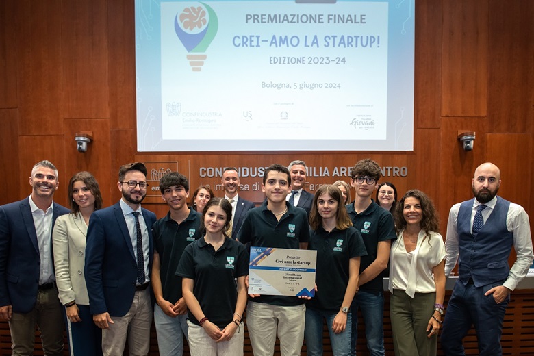 La premiazione del progetto di startup FOOTPRINT proposto dal liceo Steam International di Bologna, che si occupa di produzione di mobili originali tramite stampante 3d utilizzando plastica riciclata