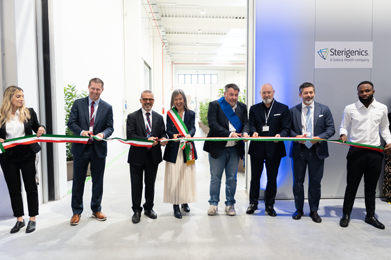 Momento del taglio del nastro durante l'inaugurazione