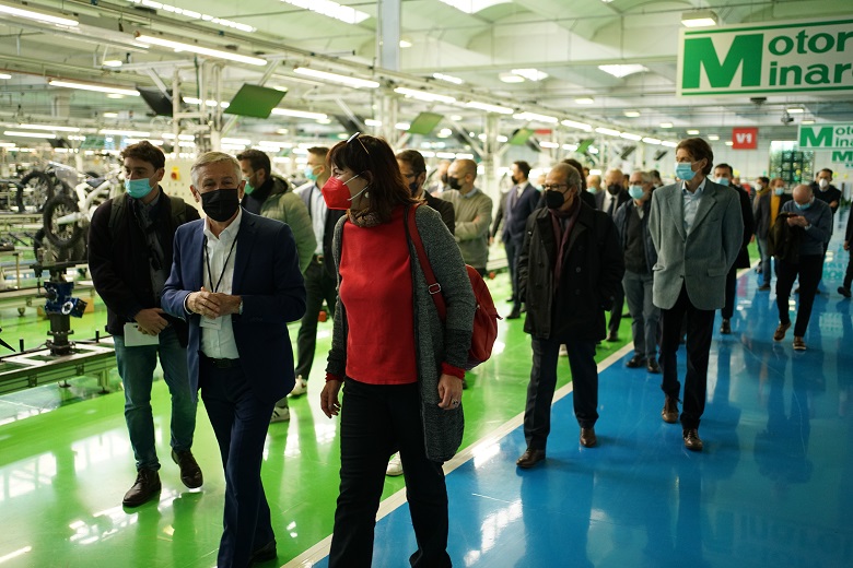 Mariano Roman, CEO Fantic, che ha acquisito Motori Minarelli, mostra i reparti di produzione agli ospiti della festa per i 70 anni dell'azienda bolognese