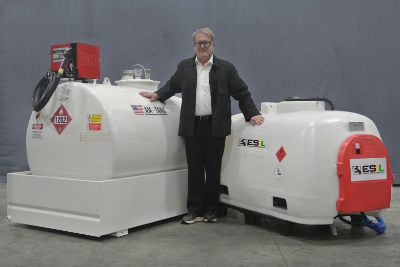 Gian Lauro Morselli, CEO di Emiliana Serbatoi, con due serbatoi brandizzati con i nuovi marchi