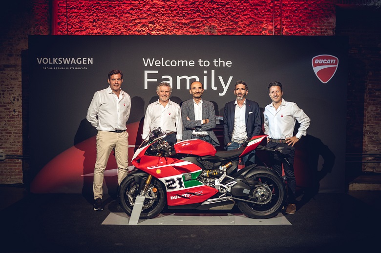 José Miguel Aparicio, DG di Audi Spagna, Francisco Pérez Botello, presidente di Volkswagen Group España distribución, Claudio Domenicali, AD di Ducati Motor Holding, Francesco Milicia, VP global sales and after sales di Ducati, e Carlos T. López Panisello, DG Ducati per Spagna e Portogallo