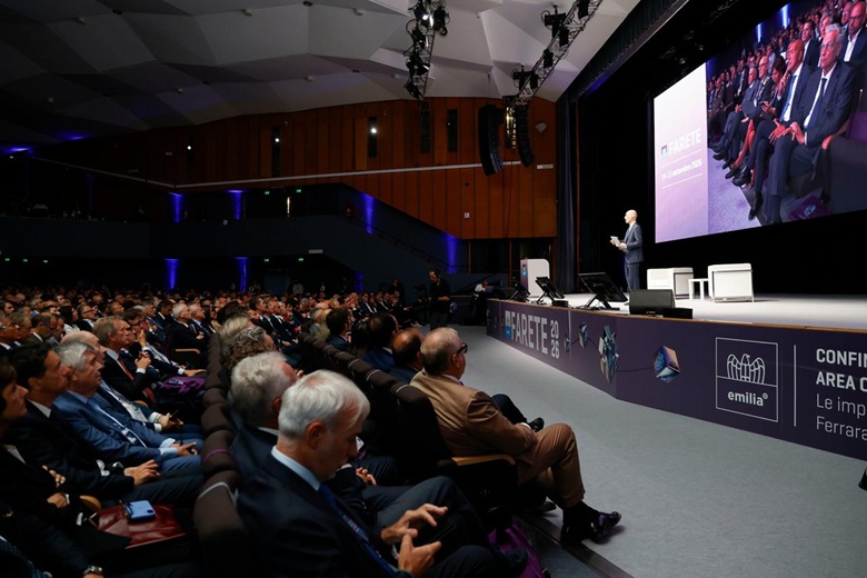 Un momento dell'intervento di Francesco Costa all'Assemblea di Confindustria Emilia 