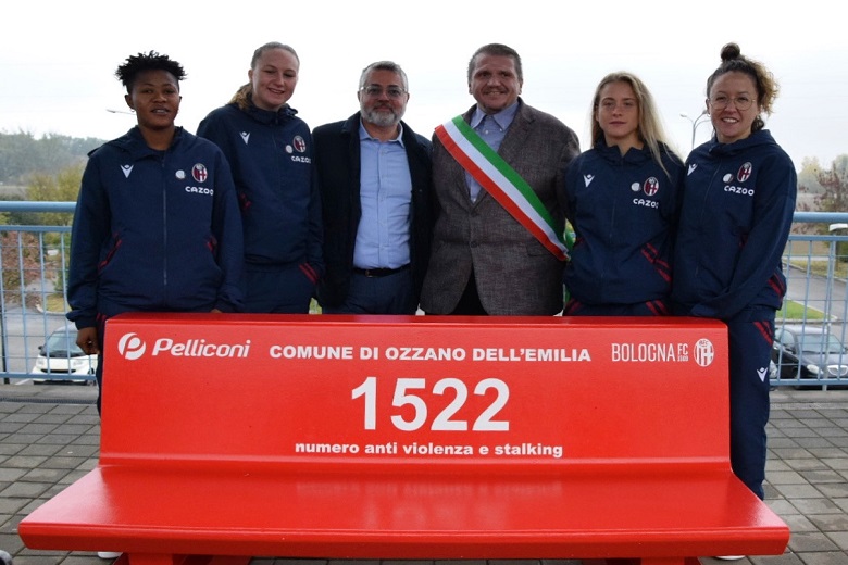 Andrea Angotti, Media Manager di Pelliconi, Luca Lelli, sindaco di Ozzano, e una delegazione del Bologna Femminile all'inaugurazione della panchina alla stazione ferroviaria di Ozzano