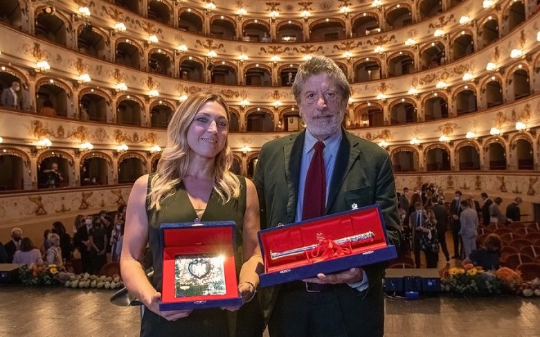 Andrea Purgatori, nel 2021 a Ferrara, per ritirare il premio Granzotto. Insieme a lui la vincitrice dell'Aquila d'oro Francesca Nava