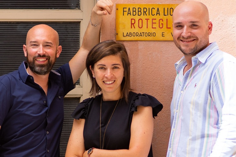 Da sinistra: Andrea Fantoni, Francesca Rivi e Andrea Silvestri, i tre giovani sassolesi che nel 2018 hanno rilevato la storica distilleria Roteglia