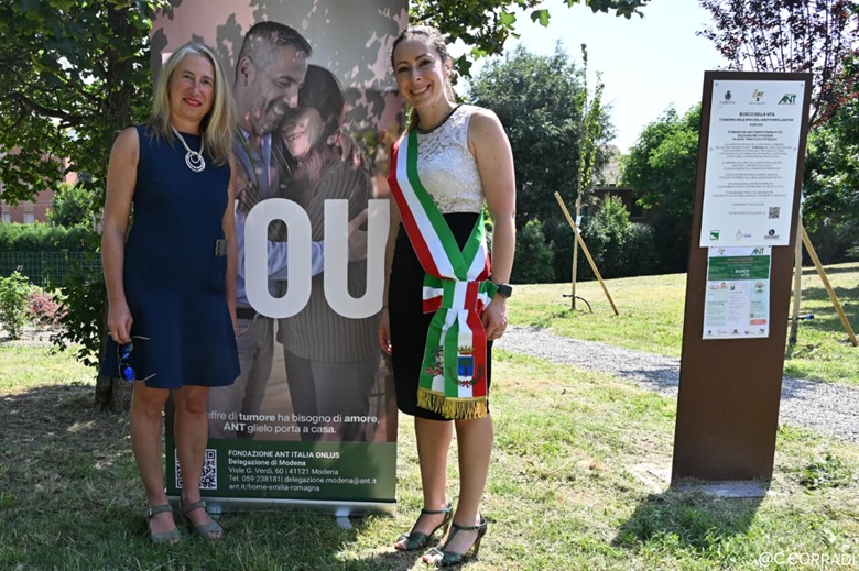 Raffaella Pannuti, presidente di Fondazione ANT, ed Elisa Parenti, sindaca di Formigine.