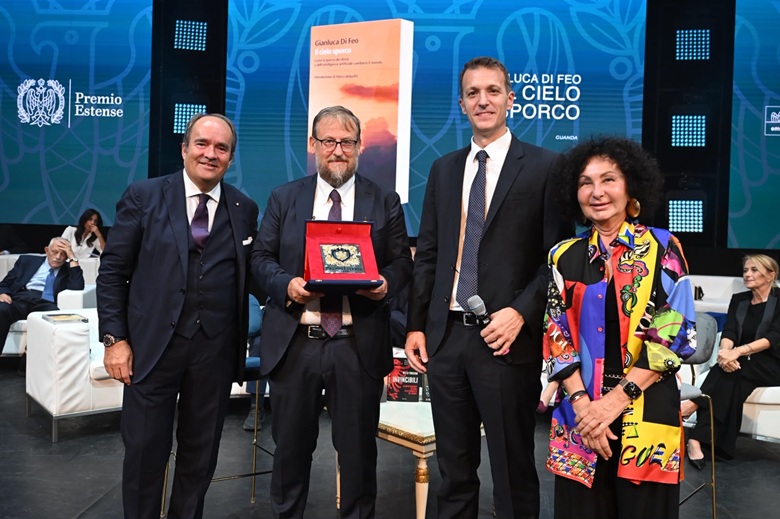 Il presidente della giuria tecnica del Premio Estense, Alberto Faustini, il vincitore del 62° Premio Estense, Gianluca Di Feo, il presidente della Fondazione Premio Estense, Andrea Pizzardi, e il presidente di Confindustria Emilia Area Centro, Sonia Bonfiglioli