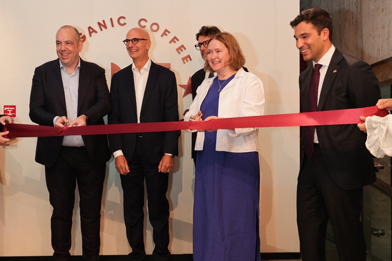 Da sinistra: Nicolas Bigard, Amministratore Delegato di Chef Express, Cesare Salvini, Chief Marketing & Media Officer di Grandi Stazioni Retail, Gabriele Morisi, Responsabile Sviluppo Chef Express, Emma John, Travel & Franchising Director Pret A Manger, e il Console Generale britannico a Milano e Direttore del Department for Business and Trade in Italia, Kassim Ramji.