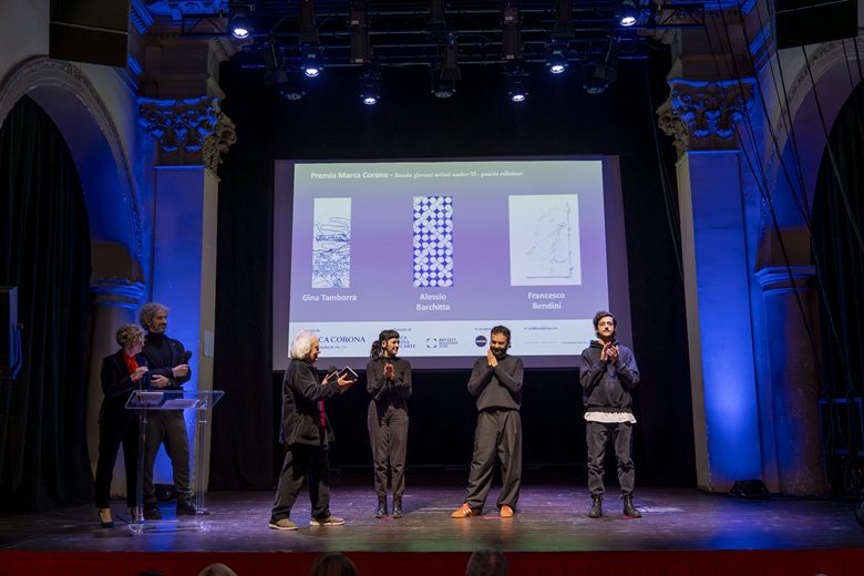 Consegna del Premio Marca Corona IV in occasione di ART CITY Bologna: i finalisti e il vincitore, Alessio Barchitta, con Pino Deodato, artista protagonista di Marca Corona per l'Arte 2025