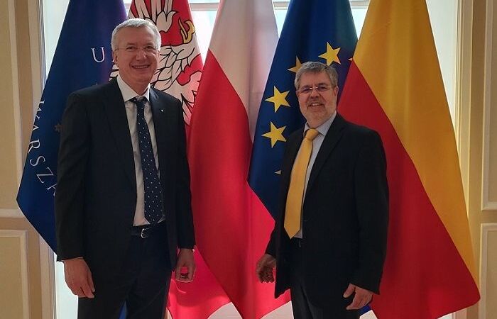 Paolo Moscatti è stato rieletto all'unanimità presidente di Eurolab. Alla sua sinistra Andrea Kinzel, presidente del Comitato Tecnico