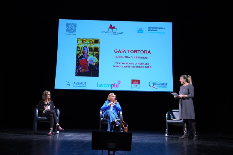Da sinistra, Annalisa Po, presidente della Giuria del Premio Estense Scuola; Gaia Tortora; e la giornalista Alexandra Boeru