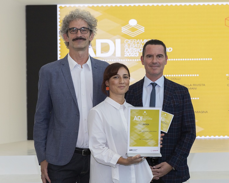 Fabrizio Storchi, direttore marketing, Mariachiara Russo, responsabile sviluppo prodotto, e Giuseppe Zanni, American & UK sales director e membro del CdA di Ceramiche Marca Corona