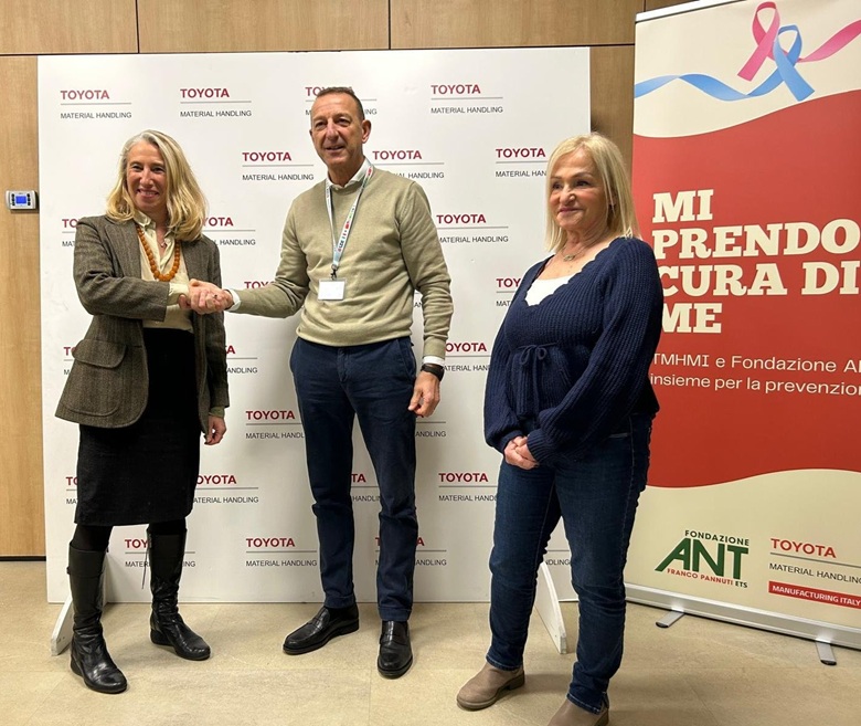 La stretta di mano tra Raffaella Pannuti, presidente di Fondazione ANT e Michele Candiani, Managing Director di TMHM