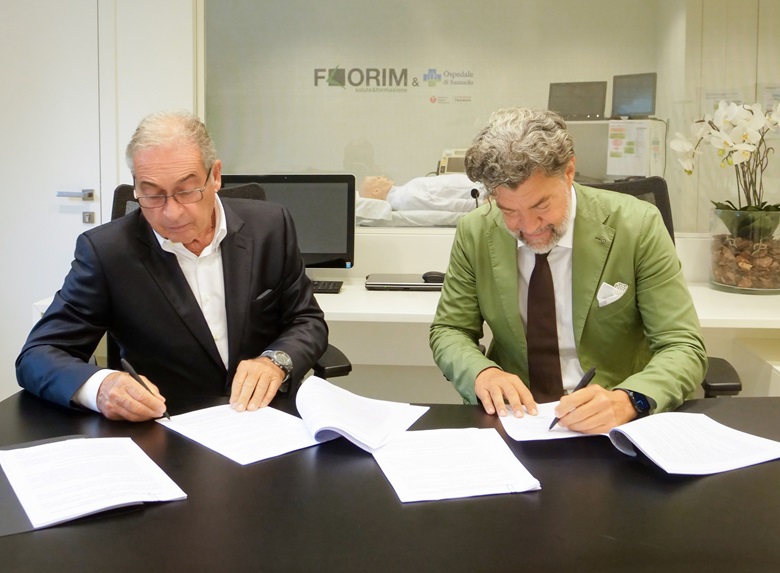 Claudio Lucchese, presidente di Florim SB, e Stefano Reggiani, direttore generale dell’Ospedale di Sassuolo, siglano il rinnovo della convenzione