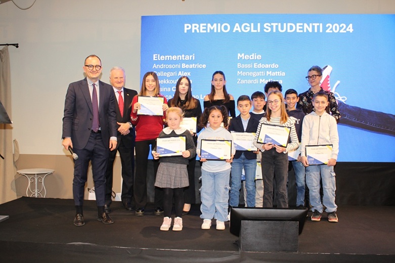 Consegna dei premi agli studenti figli dei dipendenti