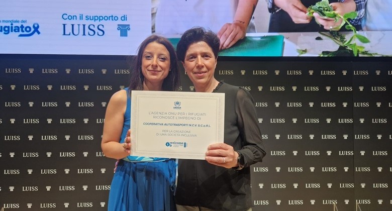 La Presidente di NCV, Samanta Zucca (a destra), al momento del ricevimento del premio