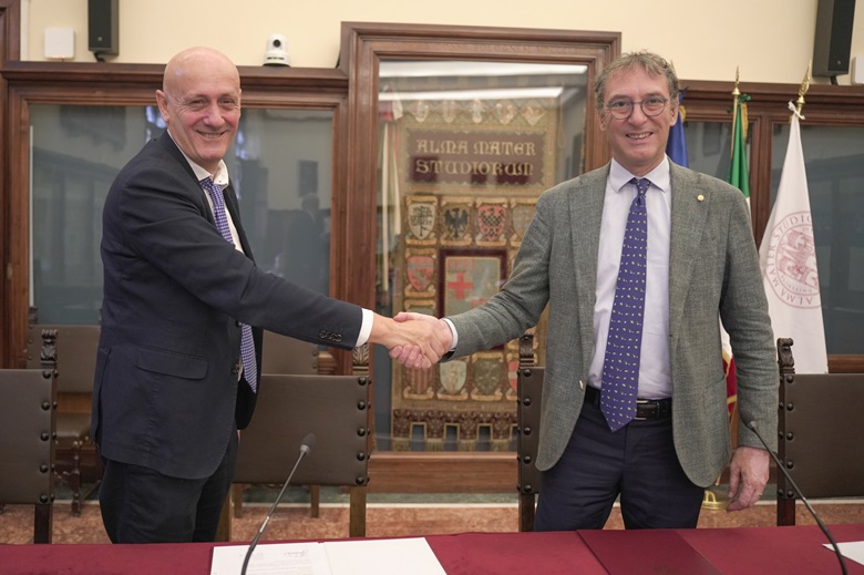 Il presidente di SACMI, Paolo Mongardi, e il rettore dell'Università di Bologna, Giovanni Molari, dopo aver firmato il rinnovo dell’Accordo Quadro di collaborazione