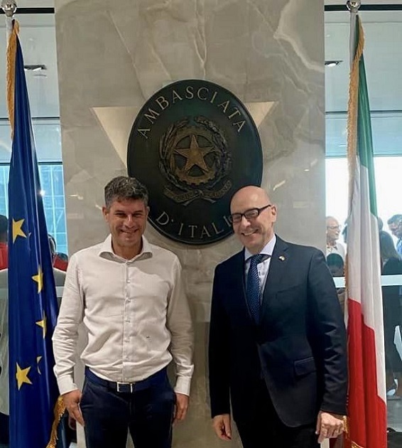 Giuseppe Covino, CEO di Mollusco & Balena e Mario Andrea Vattani, Ambasciatore italiano a Singapore