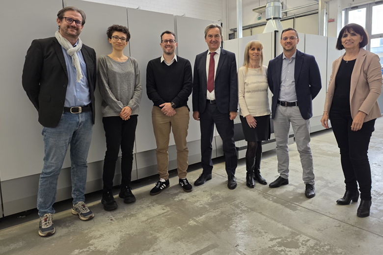 Didascalia foto: Da sinistra: Massimo Gazzotti (Responsabile Operativo di Stabilimento), Laura Morselli (Operatore IT), Alessandro Zironi (RSPP – Responsabile Servizio di Prevenzione e Protezione), Andrea Malagoli (Amministratore Unico), Lorenza Franchini (Responsabile Amministrativo), Riccardo Volante (Responsabile IT), Giuliana Vecchi (Operatore IT)