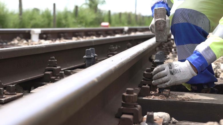 Un manutentore al lavoro sul binario