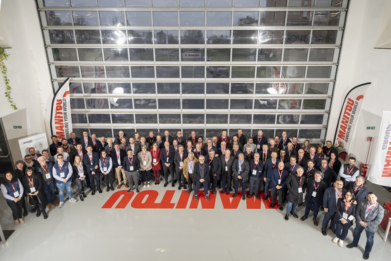Foto di gruppo al Dealer Meeting 2025 di Manitou Italia