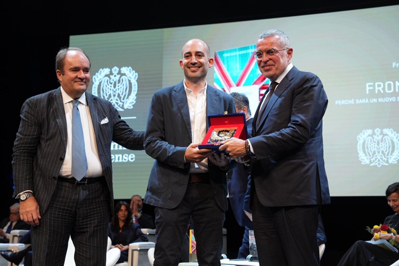 Alberto Faustini, presidente della giuria tecnica del Premio Estense, Francesco Costa, vincitore del 60° Premio Estense, e Valter Caiumi, presidente di Confindustria Emilia