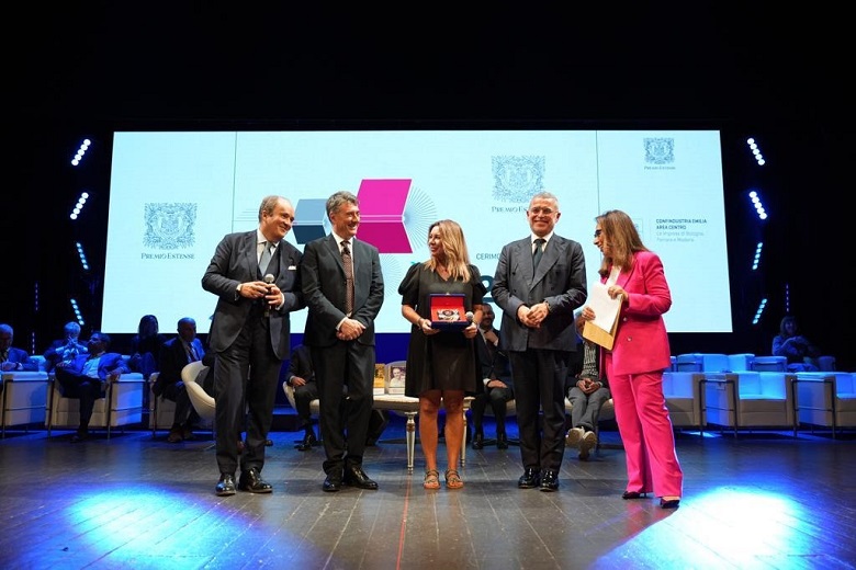 Alberto Faustini, presidente della giuria tecnica del Premio Estense; Gian Luigi Zaina, presidente della Fondazione Premio Estense; Gaia Tortora, vincitrice del 59° Premio Estense; Valter Caiumi, presidente di Confindustria Emilia; Cesara Buonamici, conduttrice della cerimonia di premiazione