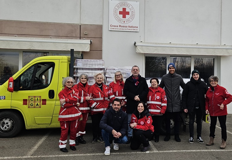 Il momento della consegna alla Croce Rossa di Finale Emilia