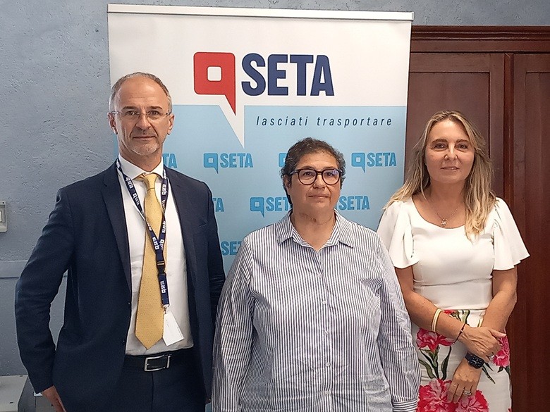 Da sinistra: Riccardo Roat, amministratore delegato di SETA; Francesca Maletti, vicesindaca ed Assessora alle Politiche Abitative; e Elisa Valeriani, presidente di SETA