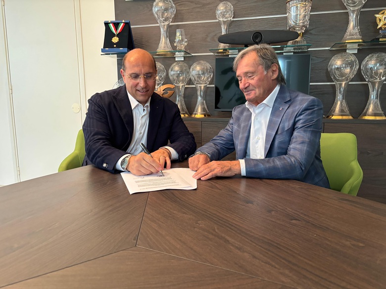 Gian Luca Falleti, CEO di Nanoprom Chemicals, e Flavio Roda, presidente di Fisi, siglano l'accordo di collaborazione