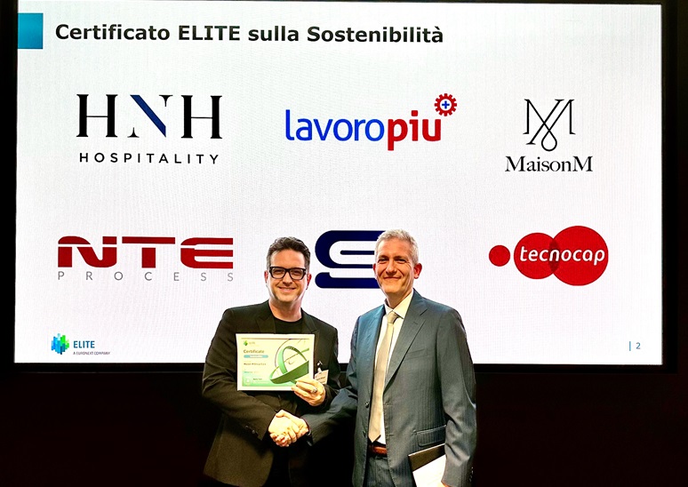 A sinistra, il CEO di Maison M group Matteo Spaggiari ritira il premio
