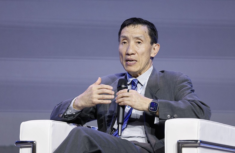 il professore Yasheng Huang è docente della Epoch Foundation e del MIT Sloan School of Management; nato in Cina ma cittadino statunitense, è un osservatore molto attento della Cina di Xi Jinping