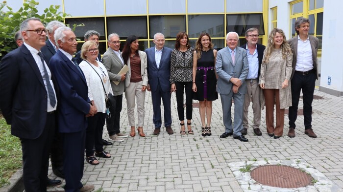 La foto di gruppo all’ospedale di Sassuolo con i nove imprenditori