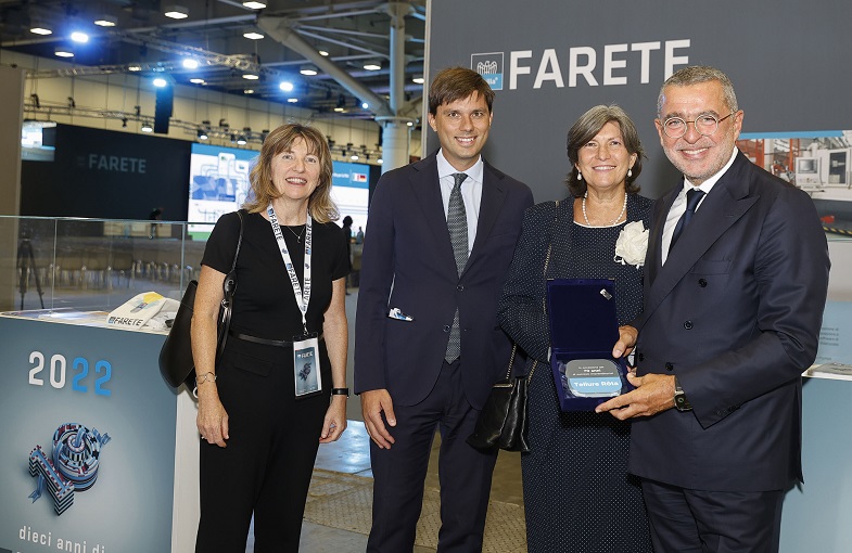 Il Presidente di Confindustria Emilia Valter Caiumi e il Direttore Generale Tiziana Ferrari consegnano la targa per il 70° anniversario a Tellure Rôta durante la manifestazione Farete