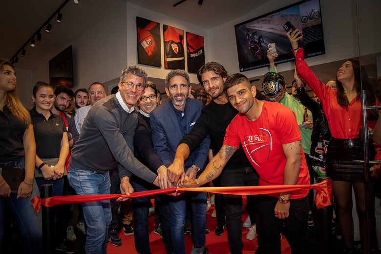 Il taglio del nastro del Ducati Barcelona; da sinistra, P. Silvan, F. Perez, F.Milicia, M. Iglesias, e J. Martin