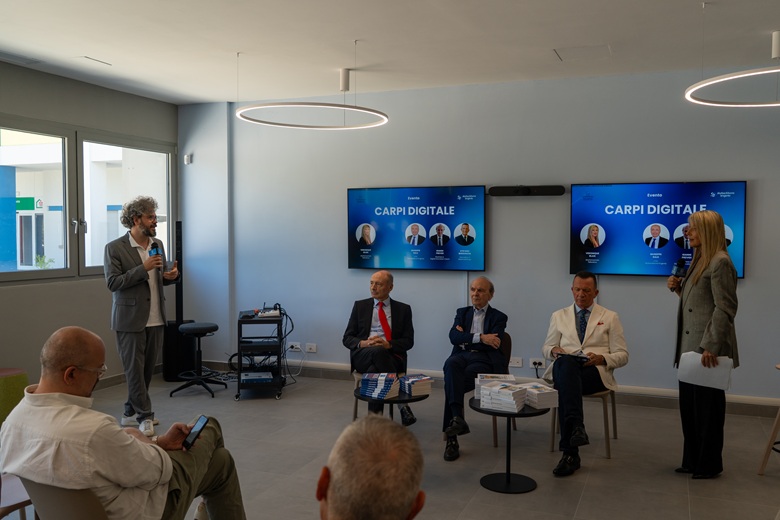 Da sinistra: Riccardo Righi, sindaco di Carpi; Giuseppe Nale, fondatore di Skybackbone Engenio; Gianni Previdi, innovatore umanista, docente universitario e autore; Stefano Bergonzini, giornalista professionista ed esperto di innovazione, tecnologia e motorsport.