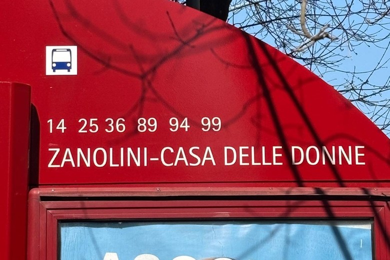 Pensilina della fermata "Zanolini-Casa delle donne"