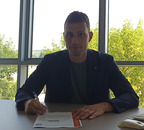Luca Bedonni, presidente di ECM, firma un Certificato di terza parte UKCA